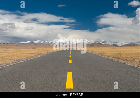 Autobahn über das Hochland von Tibet, Tibet. Stockfoto