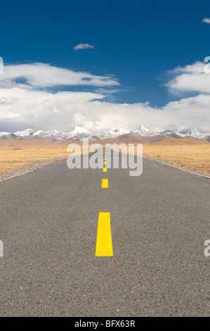 Autobahn über das Hochland von Tibet, Tibet. Stockfoto