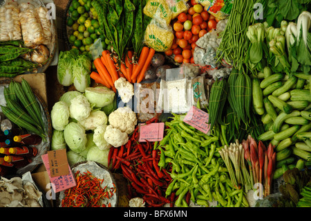 Stillleben-Ausstellung von frischem Gemüse auf dem Marktstand des zentralen Lebensmittelmarktes, Kota Bahru, Malaysia Stockfoto