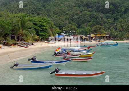 Motor Boote vertäut am Ufer Meeres am Strand von Coral Bay, Palau Perhentian Kecil, Perhentian Inseln, Terengganu, Malaysia Stockfoto