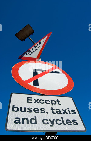 britische Straße Hinweisschilder geben Weg und keine Rechtskurve mit Ausnahme der Busse, Taxis und Radfahrer Stockfoto
