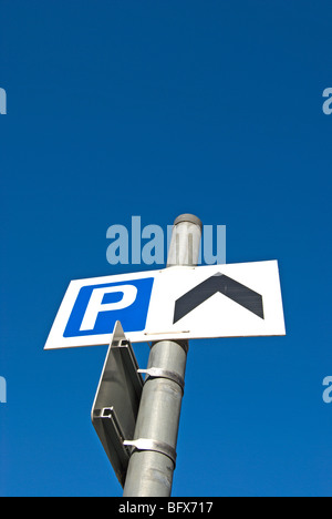 improvisiert, Parkplatz Schild mit den Buchstaben P und Pfeil in Kingston nach Themse, Surrey, england Stockfoto