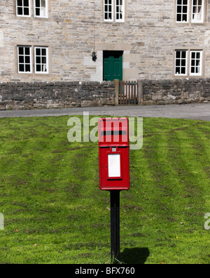 Dorf mit Häusern und roten Briefkasten in Landschaft - Tissington, Derbyshire, Peak District, Nationalpark, England, uk Stockfoto