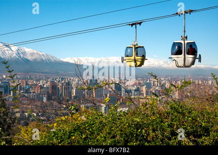 Seilbahn in San Cristóbal, mit Blick auf ein Panorama von Santiago de Chile Stockfoto