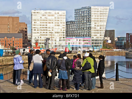 Besucher und Guide, Slave Geschichtslehrpfad, Albert Dock, Liverpool, UK. Stockfoto