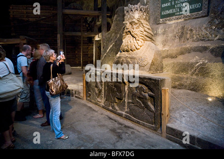 Touristen, die mit dem Fotografieren / Schnappschuss einer Skulptur von König Casimir das große. Wieliczka Salt Mine. In der Nähe von Krakau, Polen. Stockfoto