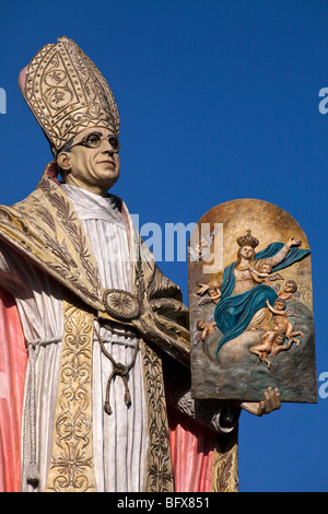 Eine Pappmaché Statue eine Archbishopy errichtet für das Fest der Heiligen Maria Himmelfahrt am 15. August in Mosta, Malta Stockfoto