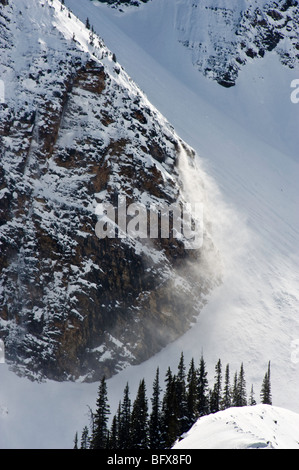 Vom Wind verwehten Ridge und Schneefall am Berghang, Banff Nationalpark, Alberta, Kanada Stockfoto