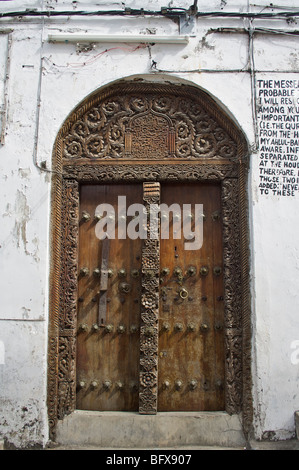 Geschnitzten Holztüren in Stonetown, Zanzibar Stockfoto