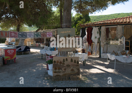 Straßenläden verkaufen Teppiche und Stoffe. Keramik, Honig, Griechenland. Zakynthos. Zakinthos, Zante Stockfoto