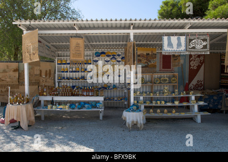 Griechenland. Zakynthos. Zakynthos Zante am Straßenrand Geschäfte Markt verkaufen Teppiche, Stoffe. Keramik, Honig Stockfoto