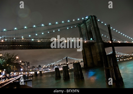 Brooklyn und Manhattan Brücken während regnerischen Tag Stockfoto