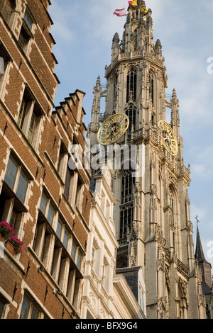 Onze-Lieve-Vrouwekathedraal - Kathedrale unserer lieben Frau mit Grot Markt - Hauptplatz Fassade; Antwerpen; Belgien; Europa Stockfoto