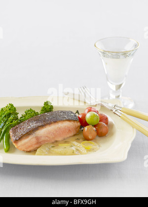knuspriger Lachs mit Zitrone und braune Butter-sauce Stockfoto