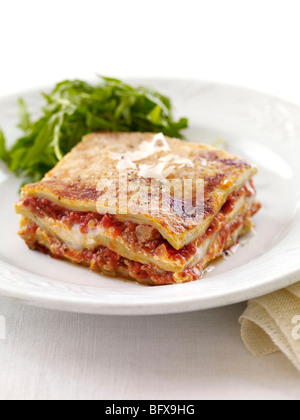 Köstliche Lasagne auf weißen Teller Stockfoto