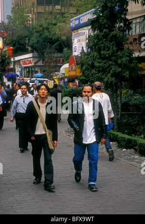Mexikanische Männer, Mexikaner, Männer, junge Erwachsene Männer, junge Erwachsene, Erwachsene Männer, Fußgängerzone, Zona Rosa, Mexiko-Stadt, Distrito Federal, Mexiko Stockfoto