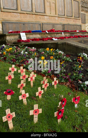Einzelnen Kreuze des Gedenkens vor ein Kriegerdenkmal. Stockfoto