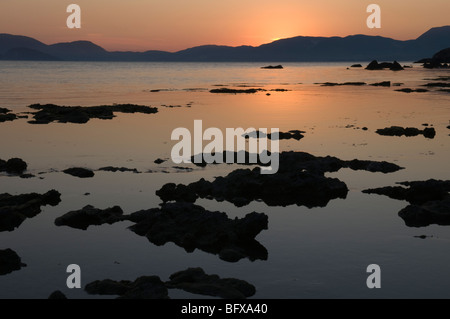 Griechenland. Zakynthos. Zante. Griechische Insel. Oktober. Sonnenuntergang über dem Meer am Strand Dafni auf der südöstlichen Halbinsel. Blick auf den Golf von Laganas. Stockfoto