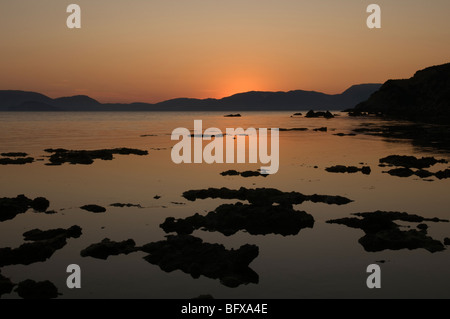 Griechenland. Zakynthos. Zante. Griechische Insel. Oktober. Sonnenuntergang über dem Meer am Strand Dafni auf der südöstlichen Halbinsel. Blick auf den Golf von Laganas. Stockfoto