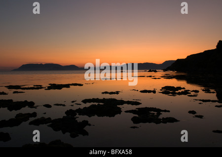 Griechenland. Zakynthos. Zante. Griechische Insel. Oktober. Sonnenuntergang über dem Meer am Strand Dafni auf der südöstlichen Halbinsel. Blick auf den Golf von Laganas. Stockfoto