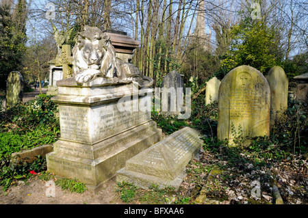 Löwenstatue Abney Park Friedhof Stoke Newington London England UK Stockfoto