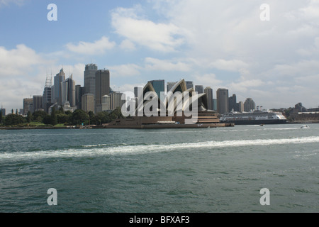 Blick auf die Skyline von Sydney und das Sydney Opera House von der Fähre zurück von Taronga Zoo neue Süd wales Australien Stockfoto