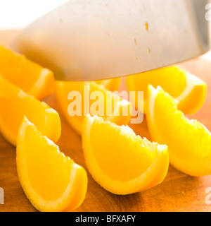 In Scheiben geschnitten auf Schneidebrett orange Stockfoto