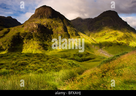 Ein Blick in Richtung der drei Schwestern Gipfeln in Glencoe in den Highlands von Schottland Stockfoto