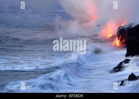 Fast Vollmond, Waikupanaha Ocean Lava Flow Eingangsbereich, östlich von Hawaii Volcanoes National Park, Kalapana, Kupapau Ozean Eintrag Stockfoto