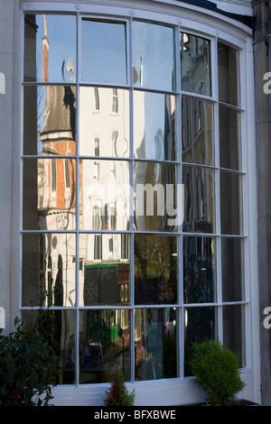 Reflexionen der Gebäude in der gewölbten Fenstern Royal Tunbridge Wells Stadt Zentrum Hautpstraße Kent England uk gb Stockfoto