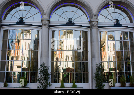 Reflexionen der Gebäude in der gewölbten Fenstern Royal Tunbridge Wells Stadt Zentrum Hautpstraße Kent England uk gb Stockfoto