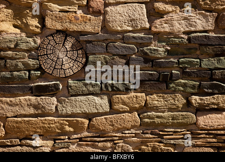 Die aztekische Ruinen zeigen die dekorativen Band aus Stein in der Nähe von Farmington in New Mexico Stockfoto