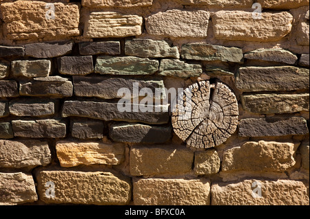 Die aztekische Ruinen zeigen die dekorativen Band aus Stein in der Nähe von Farmington in New Mexico Stockfoto