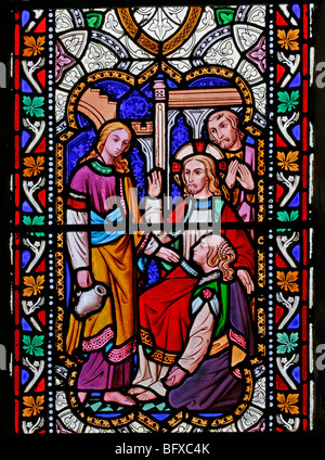 Buntglas-Fenster Darstellung Jesu im Haus von Maria und Martha, St Gregory Kirche, Offchurch, Warwickshire Stockfoto