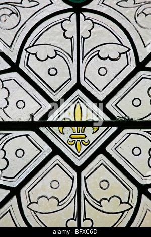 Buntglas-Fenster der Grisaille mit Fleur de Lys-Motiv, St Gregory Kirche, Offchurch, Warwickshire Stockfoto