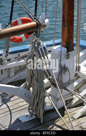 Mast und Seile in hölzerne Blöcke / Riemenscheiben an Bord eines Segelschiffes versenden, Bretagne, Frankreich Stockfoto