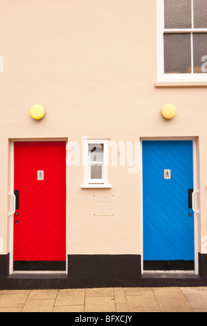 Die Damen und Herren Toiletten mit farbkodierten Türen in Halesworth, Suffolk, Uk Stockfoto