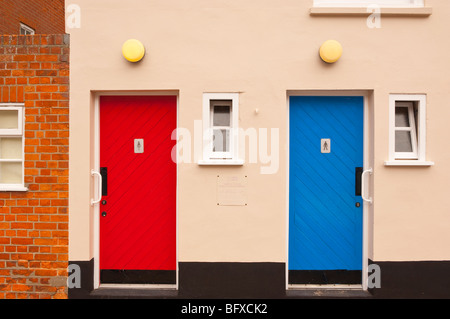 Die Damen und Herren Toiletten mit farbkodierten Türen in Halesworth, Suffolk, Uk Stockfoto