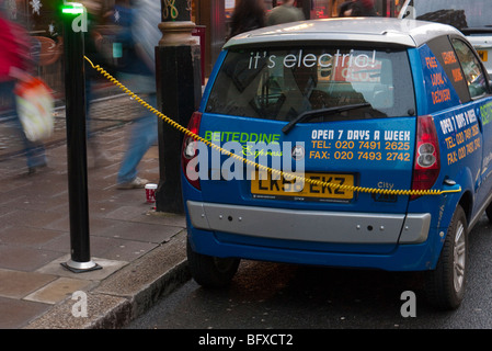 Ein Elektroauto bei Aufladung eine Ladestation und Parkplatz in Berkley Square in London Stockfoto