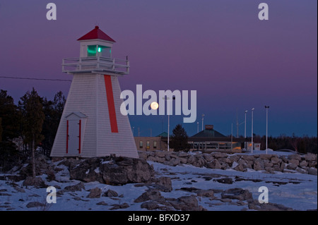 Mondaufgang über Leuchtturm und Ferry terminal Gebäude in der South Bay, South Bay, Manitoulin Island, Ontario, Kanada Stockfoto