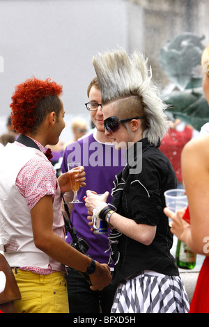 Eine Frau mit einem Punk-Rock Frisur in Trafalgar Square in London Stockfoto