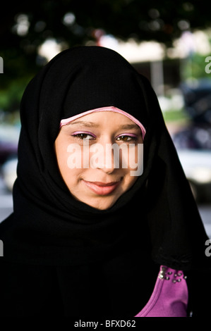 Porträt einer jungen Muslimin einen traditionelle Hijab zu tragen. Stockfoto