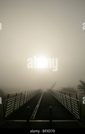 Die Millennium Brücke über den Fluss Ouse, York, North Yorkshire, England an einem nebligen Morgen. Stockfoto