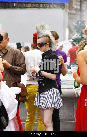 Eine Frau mit einem Punk-Rock Frisur in Trafalgar Square in London Stockfoto