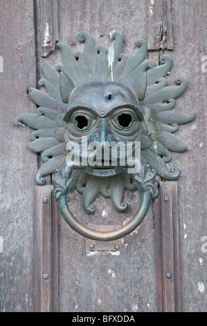 Berühmte Heiligtum Türklopfer an der Tür der Kathedrale von Durham, Durham, England. Stockfoto