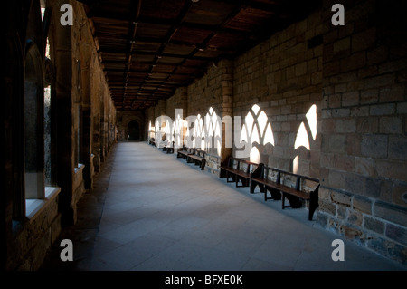 Sonnenlicht durch die Fenster und an Wand in Klöstern in der Kathedrale von Durham. Stockfoto