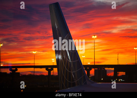 Sonnenuntergang hinter einem Continental Airlines Flugzeug am Newark Liberty International Airport Stockfoto