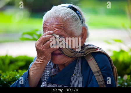Schüchtern lächelnd alte mexikanische Frau in Mexiko-Stadt Stockfoto
