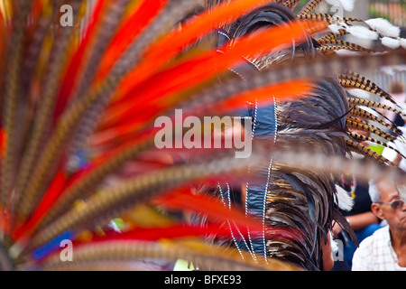 Federn aus den Kopfschmuck aus einer aztekischen Tänzerin in Plaza De La Constitución in Mexiko-Stadt Stockfoto