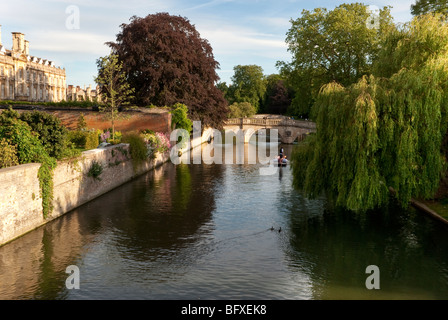 Bootfahren auf dem Fluss Cam in Cambridge an einem lauen Sommerabend in der Nähe von Kings College Stockfoto